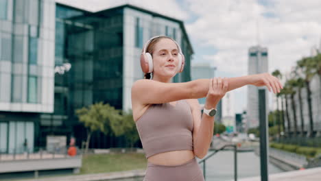 mujer estirándose al aire libre con auriculares