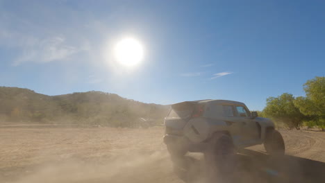 Antena-Fpv-De-Un-Jeep-Conduciendo-Por-El-Camino-Arenoso-Hacia-La-Casa-De-Campo