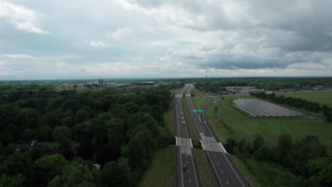toma de adelantamiento de paneles solares al borde de la carretera en campo verde, ohio, estados unidos