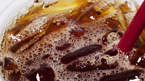 café helado americano en la mesa. camara lenta