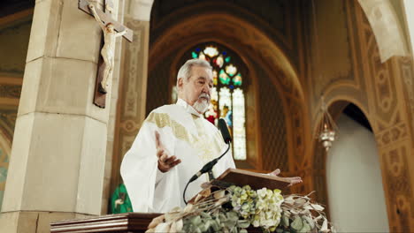 Religión,-Sacerdote-Y-Hombre-Predicando-En-La-Iglesia.