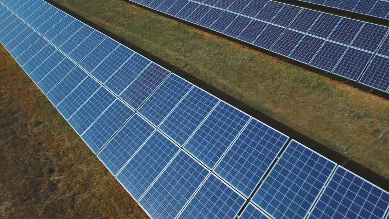 солнечная электростанция. снимок с дрона.