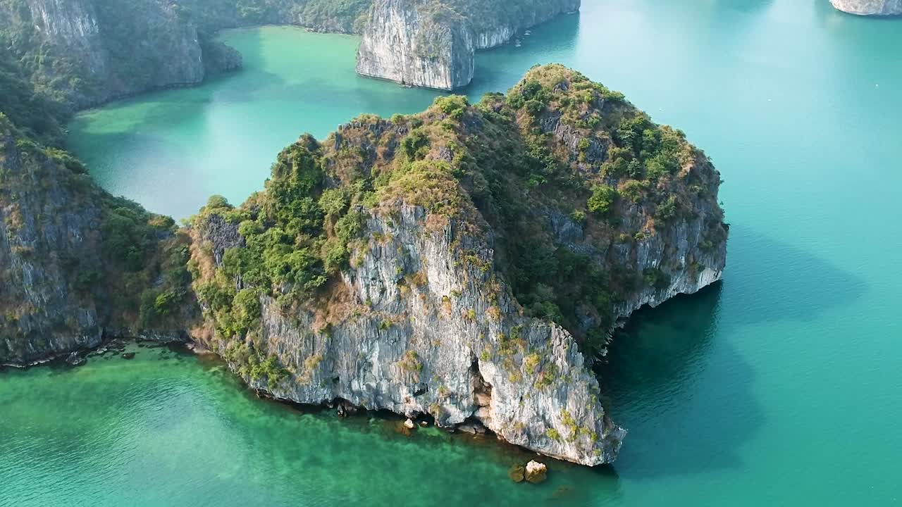 un dron aéreo disparó sobre la bahía de ha long, el mar azul y las islas de piedra caliza de la bahía de lan ha