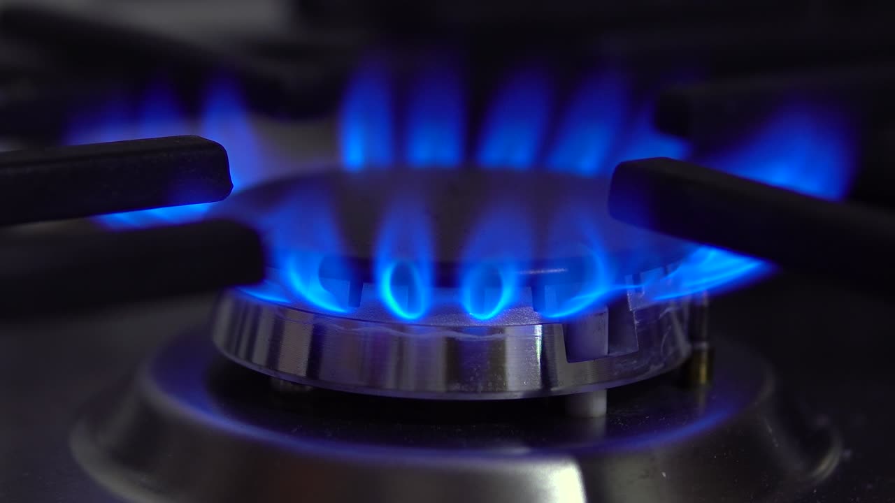 가스 버너는 클로즈업에서 꺼집니다. 스토브는 가스로 작동합니다. 불꽃은 파란색입니다.