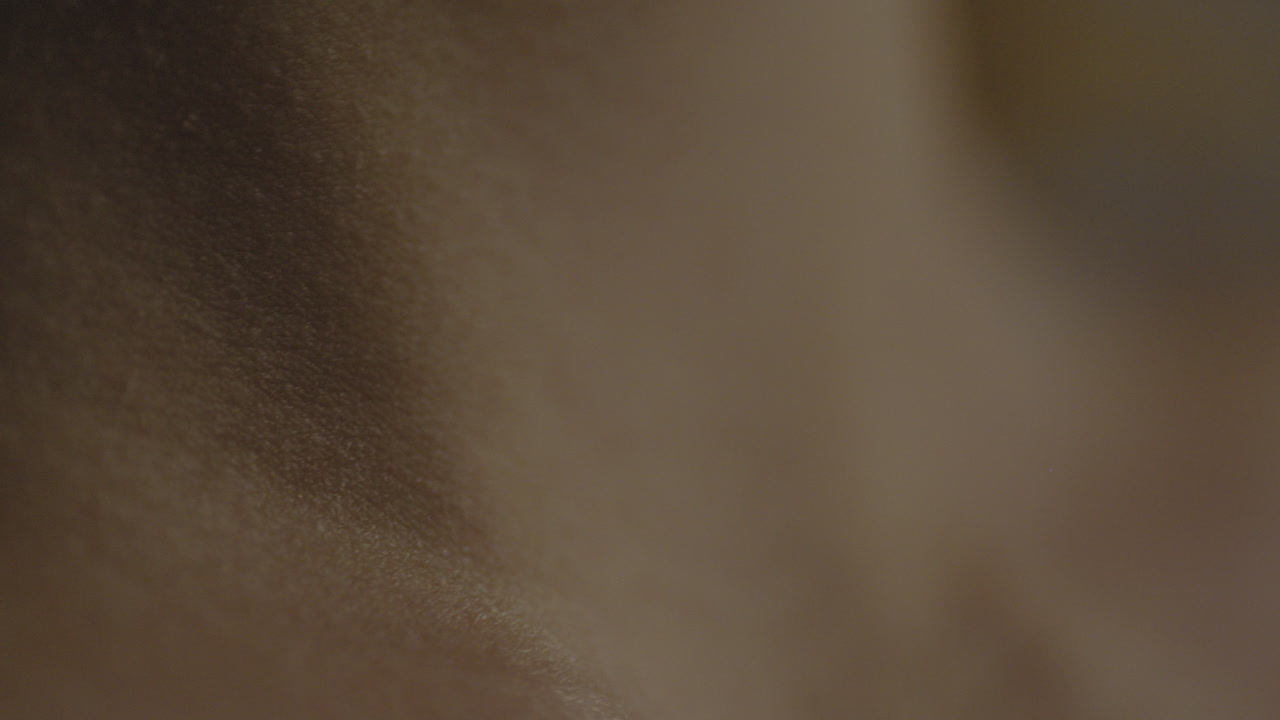 cuello femenino respirando desde el frente 4k