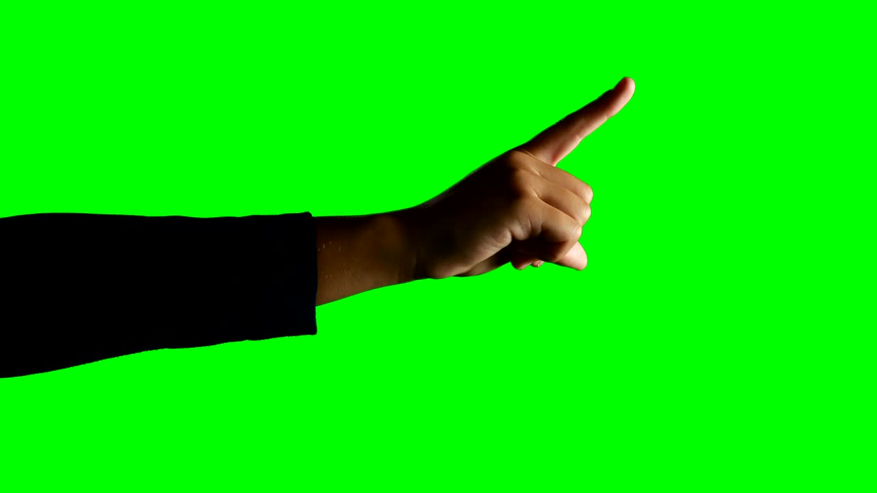 persona haciendo un gesto de la mano contra el fondo de la pantalla verde