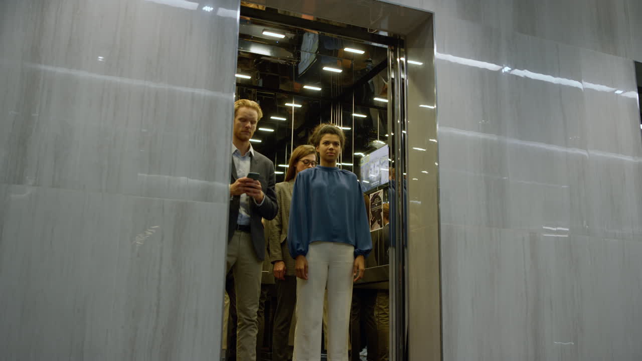 사무실 회의로 서둘러가는 젊은 사업가, 복도에서 달리는 사업가