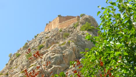 viajando verticalmente al castillo de troncos en la cima de la montaña en borriol, españa