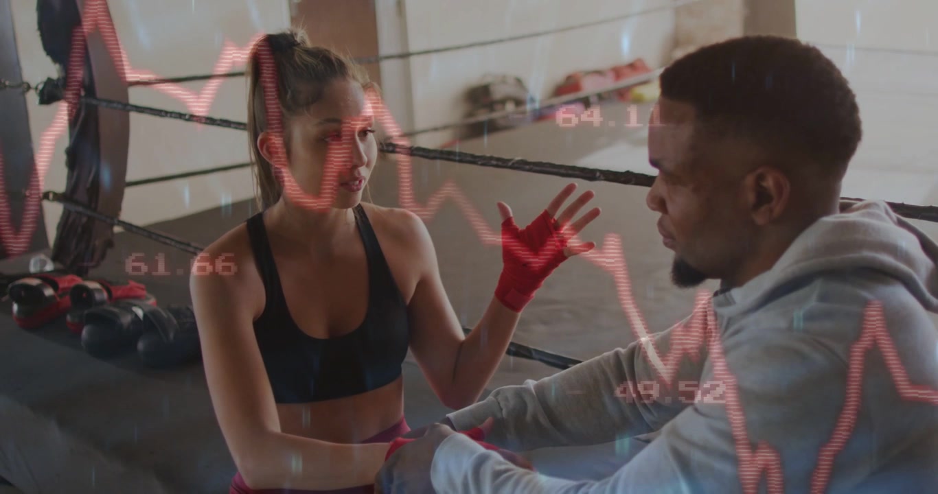 Ein Boxer hebt die rechte Hand und spricht, während der Trainer eine rote Bandage zur Vorbereitung befestigt, rote Wellenformen über den Körpern.