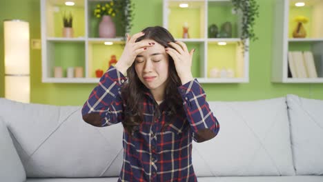 젊은 아시아 여성이 피부를 관리하고, 얼굴 치료를 하고 있습니다.