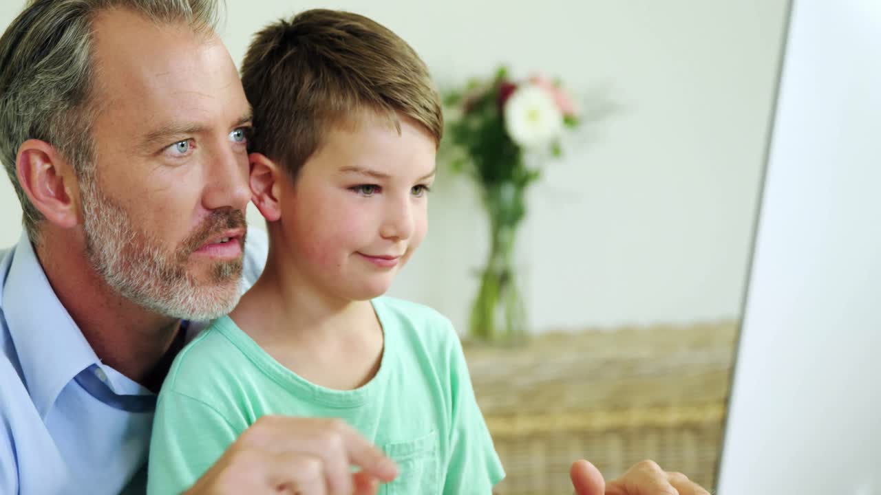 familia y hijo usando la computadora juntos en la sala de estar