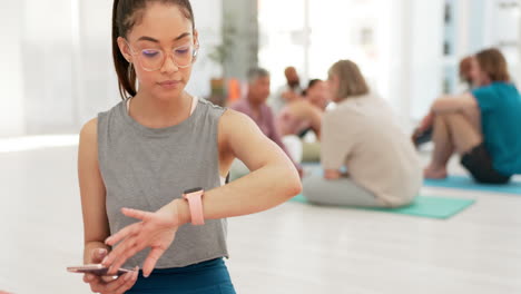 teléfono móvil, meditación y mujer con reloj inteligente