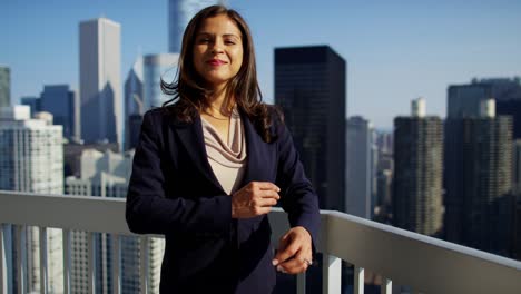 retrato de una mujer de negocios latinoamericana en el techo de la ciudad
