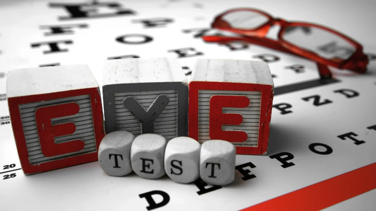 blocchi e dadi che scrivono la prova oculare che cadono sulla prova oculistica