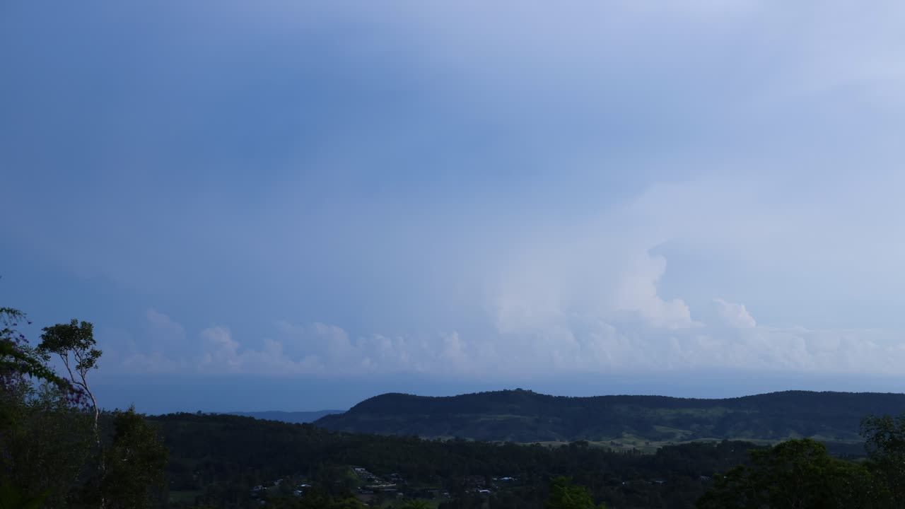 시간이 지남에 따라 언덕 위로 이동하는 구름