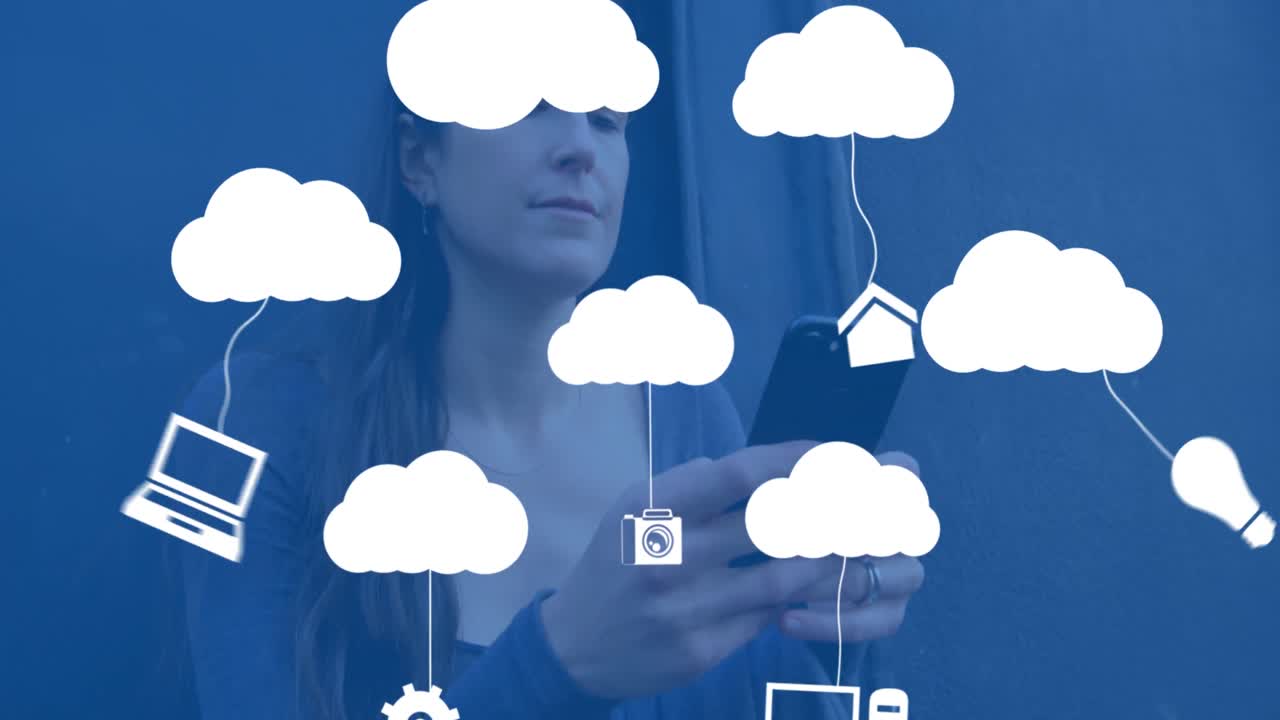 Animação de nuvens digitais com ícones sobre mulher usando smartphone