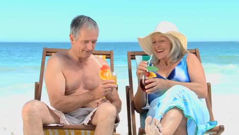 Elderly-couple-toasting-with-great-cocktails