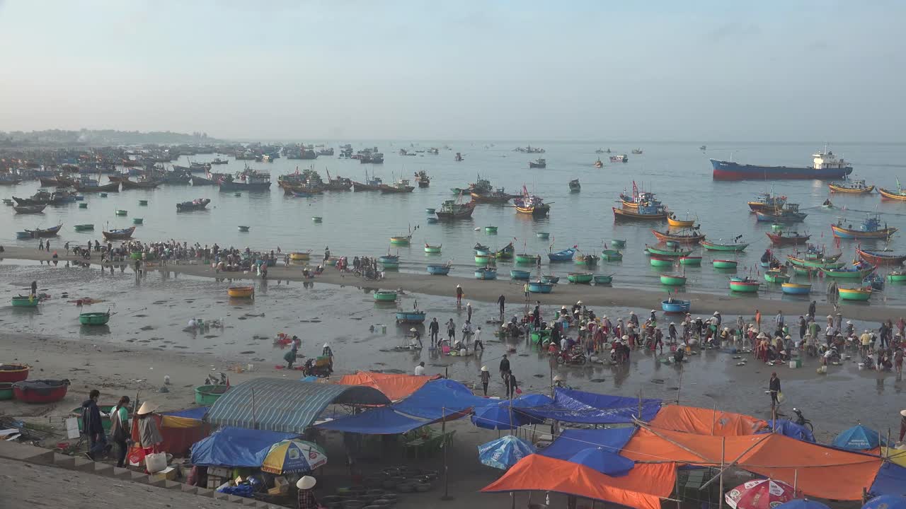 vietnam es un país en el sudeste asiático con buena comida y una gran cantidad de atracciones naturales y culturales