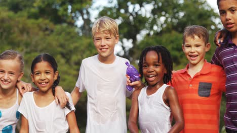 Grupo-De-Niños-De-Pie-Juntos-Con-Los-Brazos-Alrededor