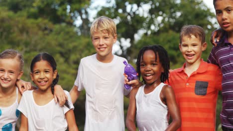 grupo de niños de pie juntos con los brazos alrededor