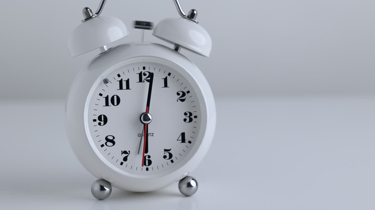 작은 색 알람 시계, 검은색 숫자, 18시를 설정하고, 색 테이블에 놓습니다.