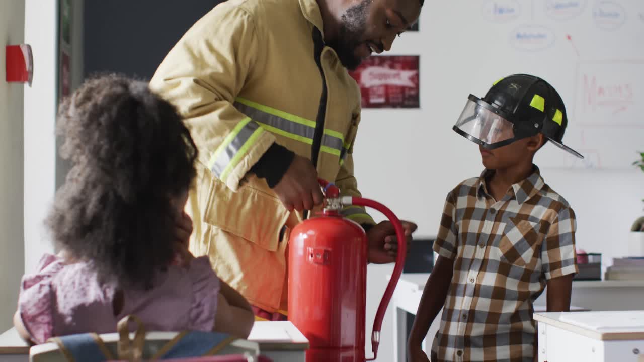 video de un feliz maestro afroamericano con una clase de alumnos diversos durante la lección de ohs