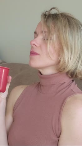 mujer con una taza