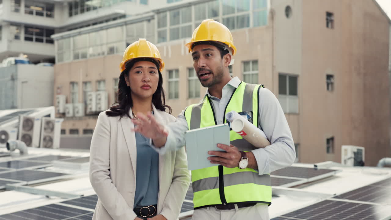 personas, arquitecto y tableta en el techo en solar