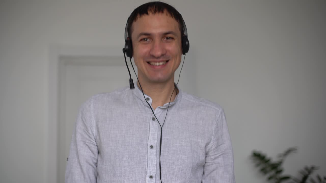 el joven maestro usa un micrófono en la cabeza, explica el problema al estudiante de forma remota en línea, habla en la cámara web, comparte activamente el conocimiento de la información en la red, el aprendizaje remoto en cuarentena, cierra