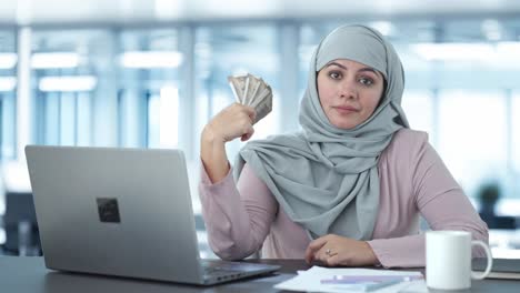 Egoistische-Muslimische-Geschäftsfrau,-Die-Geld-Als-Fan-Nutzt