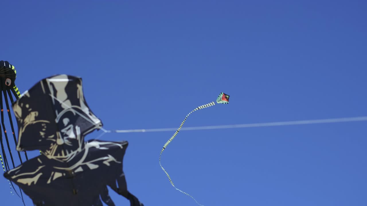 cometas en forma de vuelo en el cielo azul.slow motion.4k.1