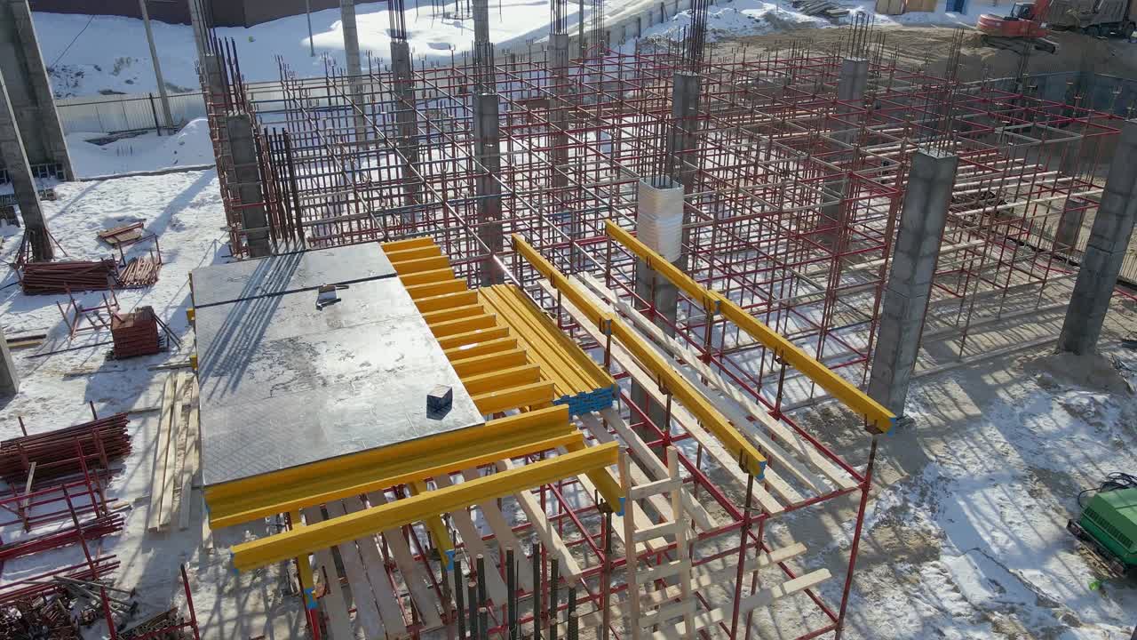 vista aérea de drones de la construcción sin trabajadores. cámara lenta. negocio industrial o concepto de tecnología de ingeniería civil