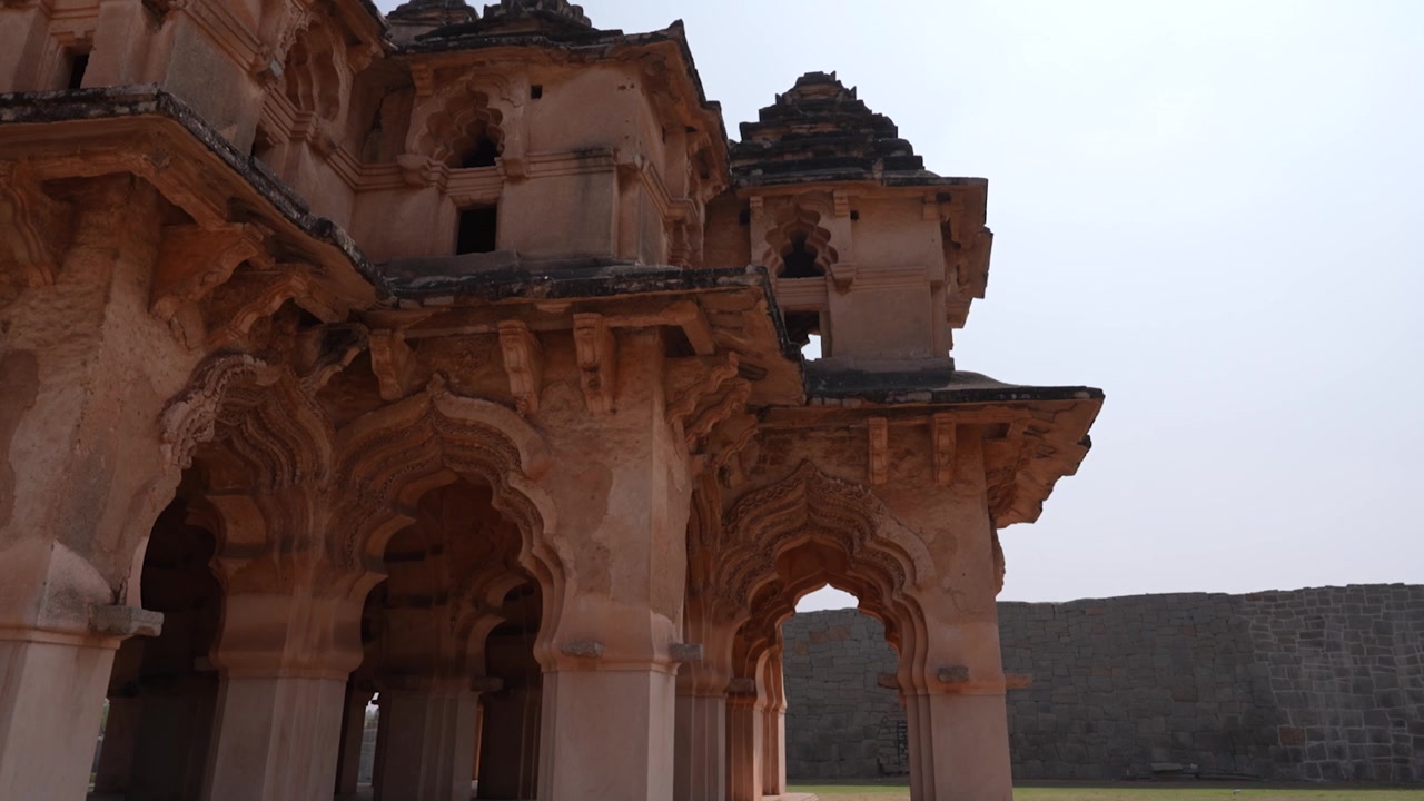 Ripresa panoramica dell'esterno di Kamal Mahal, Hampi, Karnataka, India