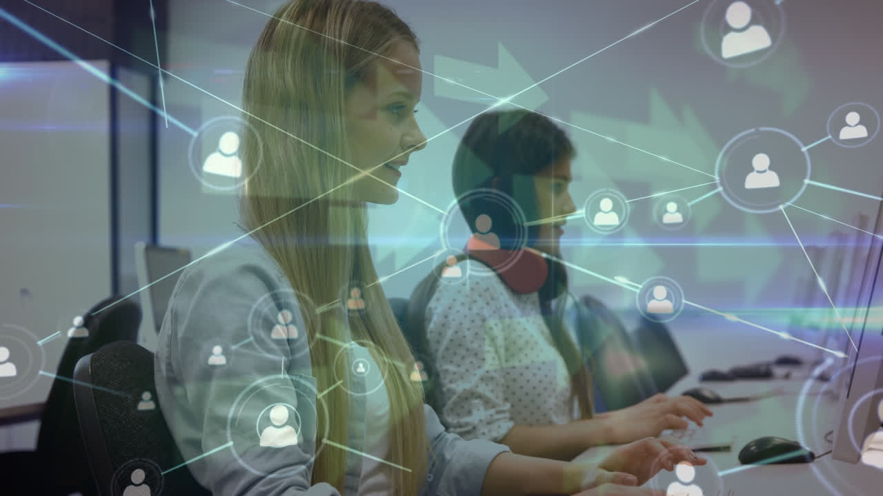 animación de una red de iconos de perfil sobre mujeres caucásicas que usan computadora en la oficina