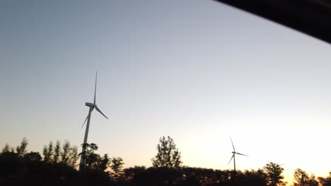 Windmills-seen-in-Indiana-during-sunrise,-renovable-energy,-clean-energy,-sustainable-and-enviroment-friendly