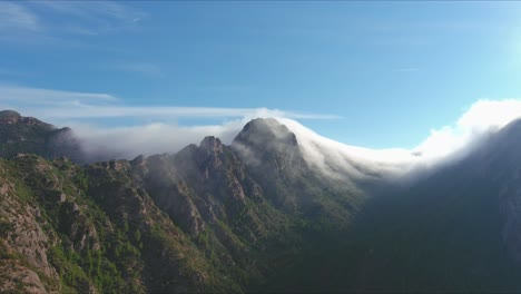 Majestätische-Aussicht-Auf-Sant-Salvador-De-Les-Espases,-In-Nebel-Gehüllte-Klippen