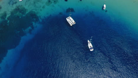 Aéreo:-Revela-Tomas-De-Veleros-Y-Catamaranes-En-La-Playa-De-La-Isla-Tsougria-Cerca-De-Skiathos,-Esporadas,-Grecia