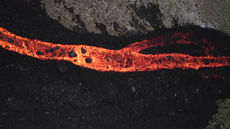 vista de seguimiento aéreo de arriba hacia abajo del magma volcánico natthagi