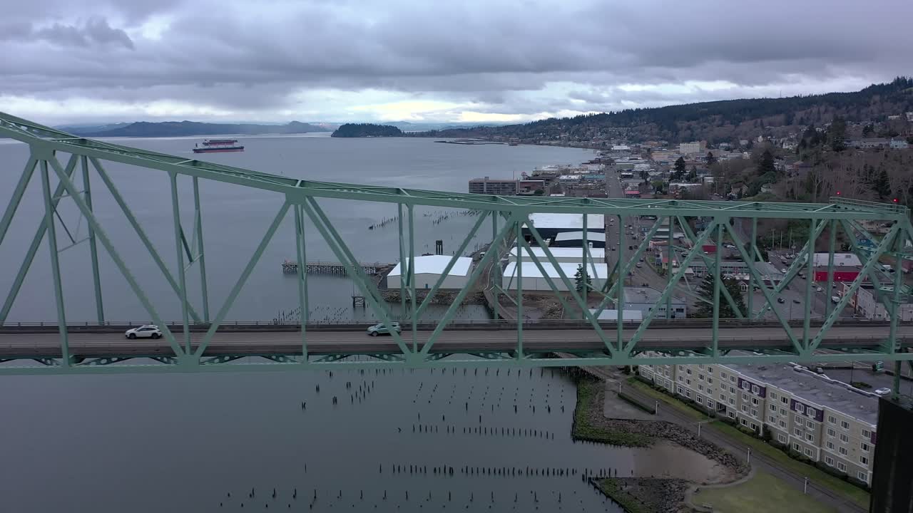 drone volando paralelo al puente astoria megler, rastreando los coches que cruzan el puente