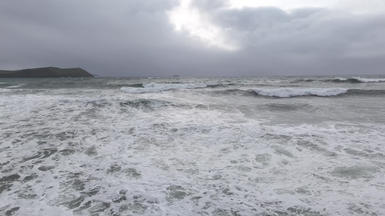 바다 물결 위에서 낮게 날아다니는 드론이 느린 동작으로 4k를  ⁇ 고 있습니다.