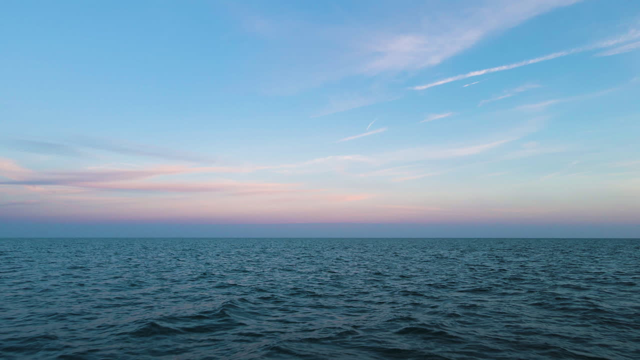 평화로운 바다 물 파동, 아름다운 하늘과 함께 열대 탈출 배경