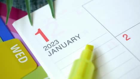 calendario de 2023 años en el escritorio de la oficina,