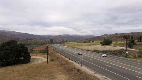 Antenne:-Autobahnfahrzeuge-Fahren-Durch-Landschaft,-Blick-Nach-Unten