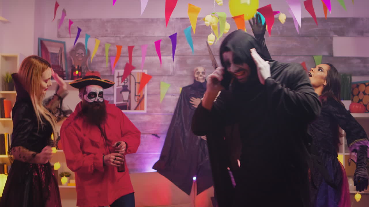 hombre vestido como una muerte en una fiesta de halloween