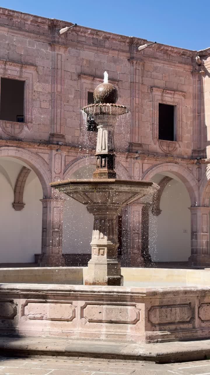 Fontana nel Centro Culturale Clavijero, Morelia, scena soleggiata e tranquilla.
