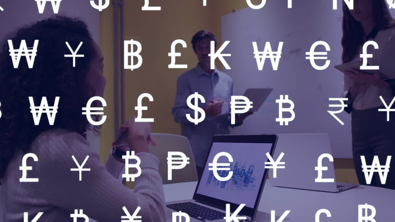 통화 기호의 애니메이션과 데이터 처리가 사무실에서 다양한 비즈니스 사람들 위에