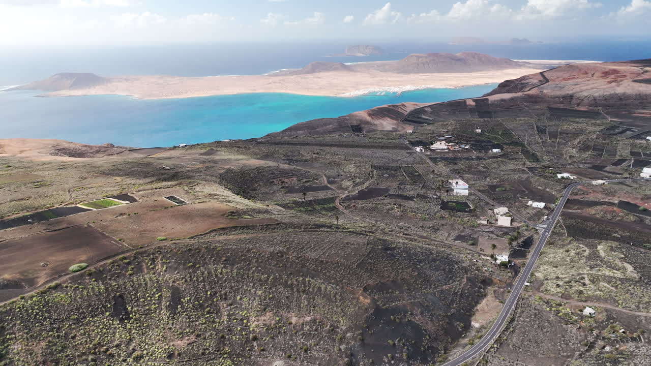vista de la tierra de lanzarote hacia la isla de la graciosa y frente a los acantilados de famara