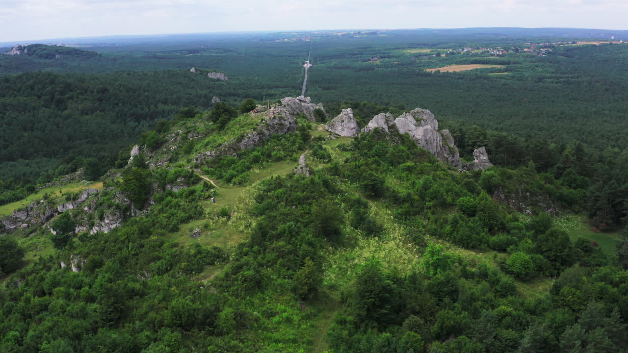 drone shot of góra zborów скалистый холм, окруженный пышным зеленым лесом заповедника