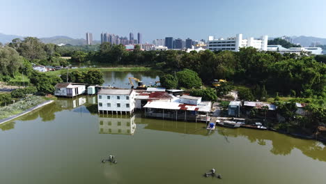 Drone-Vista-De-Bienes-Raíces-A-Un-Lado-Del-Lago-En-Nam-Shang-Wai,-Hong-Kong