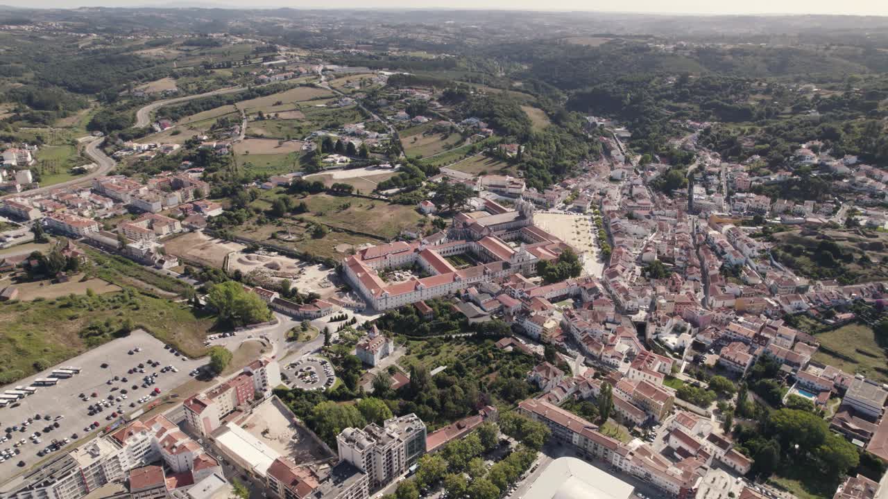 Drone Capturando A Paisagem Urbana De Alcobaça Com O Mosteiro Ao Centro, Tomada Panorâmica Circular Aérea